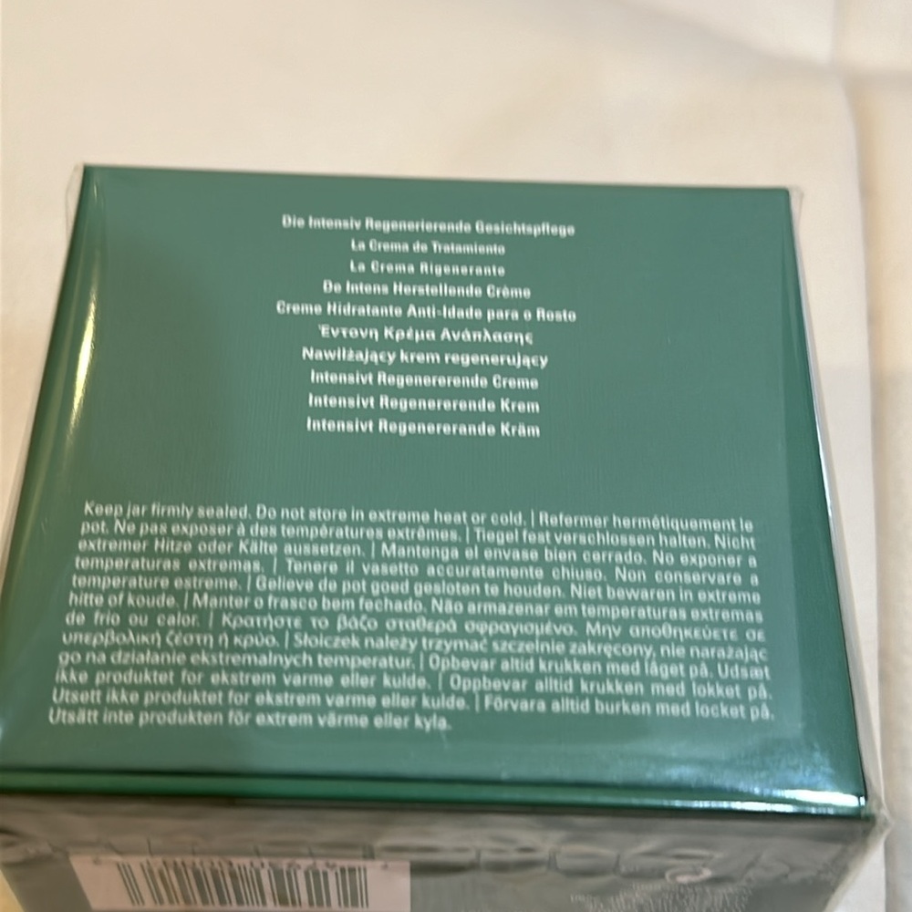 La Mer Creme De La Mer Moisturizing Cream, 2.0 oz - Picture 2 of 8